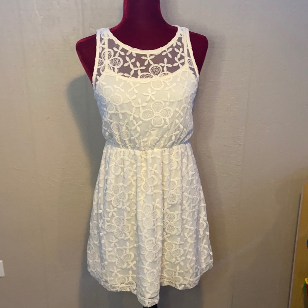 Cream sleeveless lace  dress